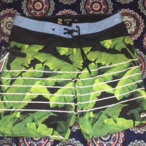 Men’s Quicksliver Hawaiian style board shorts!